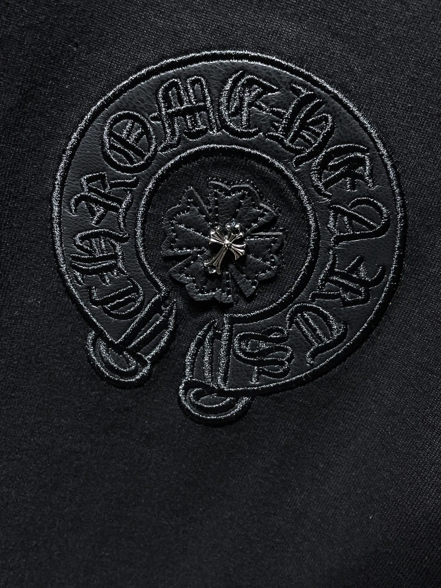 P170 New for summer Chrome Hearts 25ss High-weight, environmentally friendly and high-quality top fabric 260g~285g Chrome Hearts heavy-duty embroidered cross short sleeves Heavy-duty cross sheepskin 17-piece patchwork Customized silver-proof buckle Counter synchronization 1:1 replica version Recommended color: white Black Size: S, M, L, XL